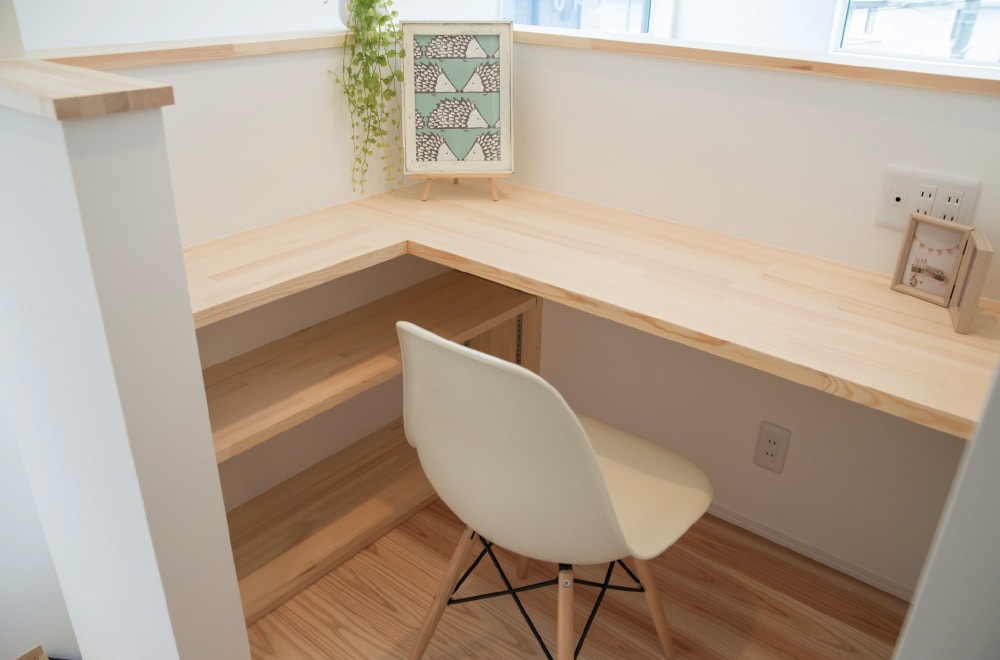 木製のカウンターテーブルと椅子